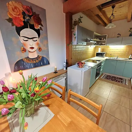 Frida Old Town With Private Parking דירה